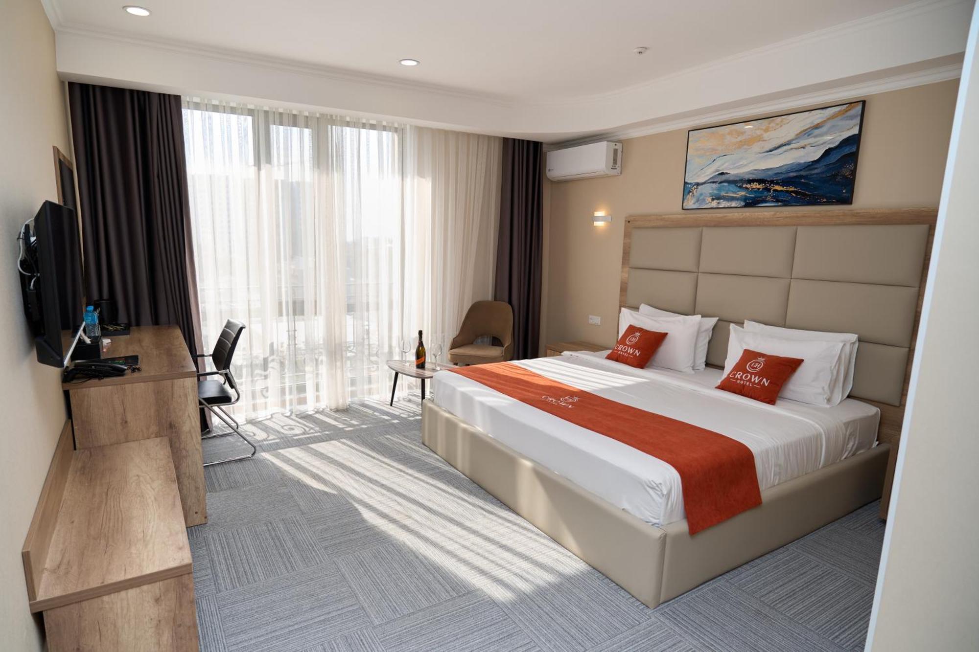 Crown Hotel Bishkek Bagian luar foto