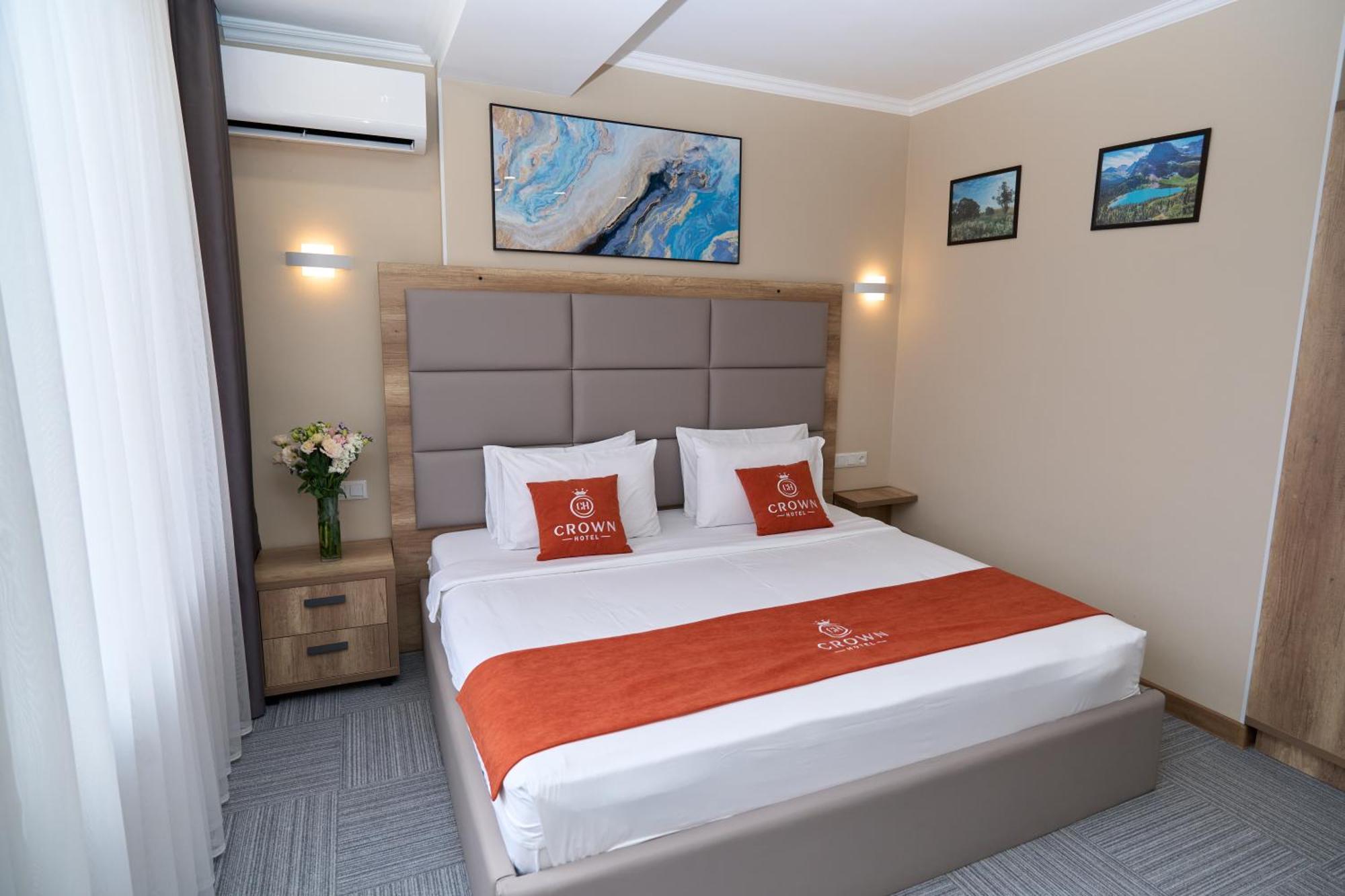 Crown Hotel Bishkek Bagian luar foto