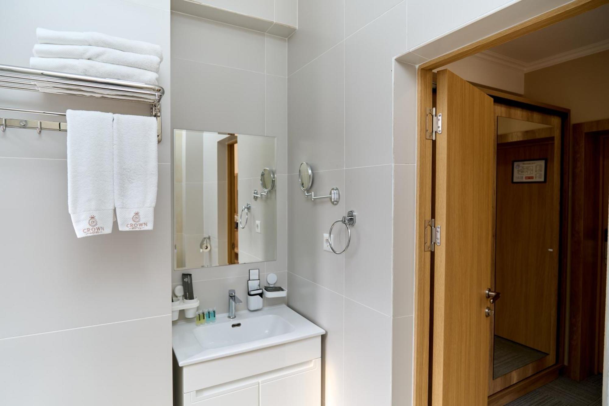 Crown Hotel Bishkek Bagian luar foto