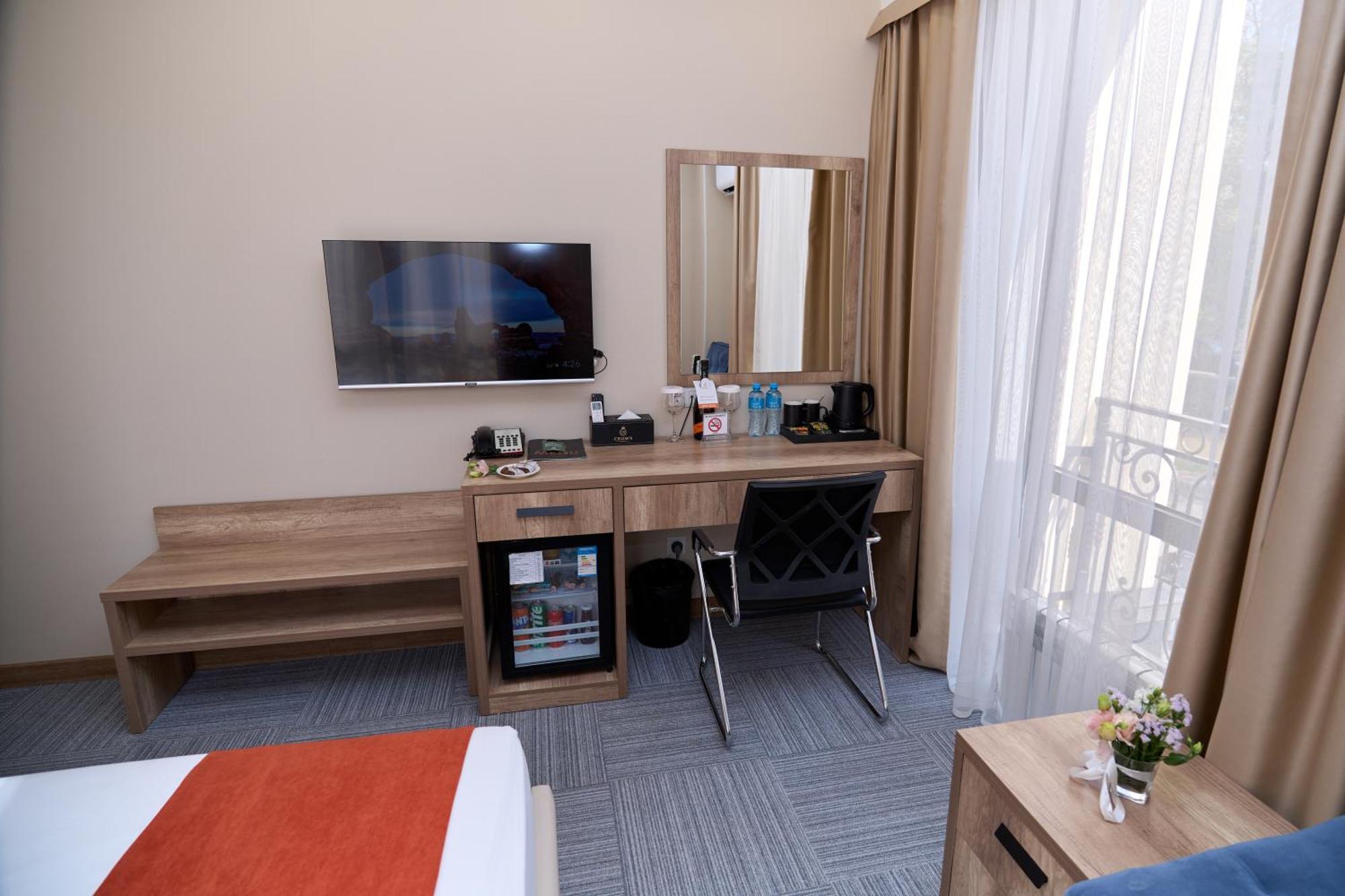 Crown Hotel Bishkek Bagian luar foto