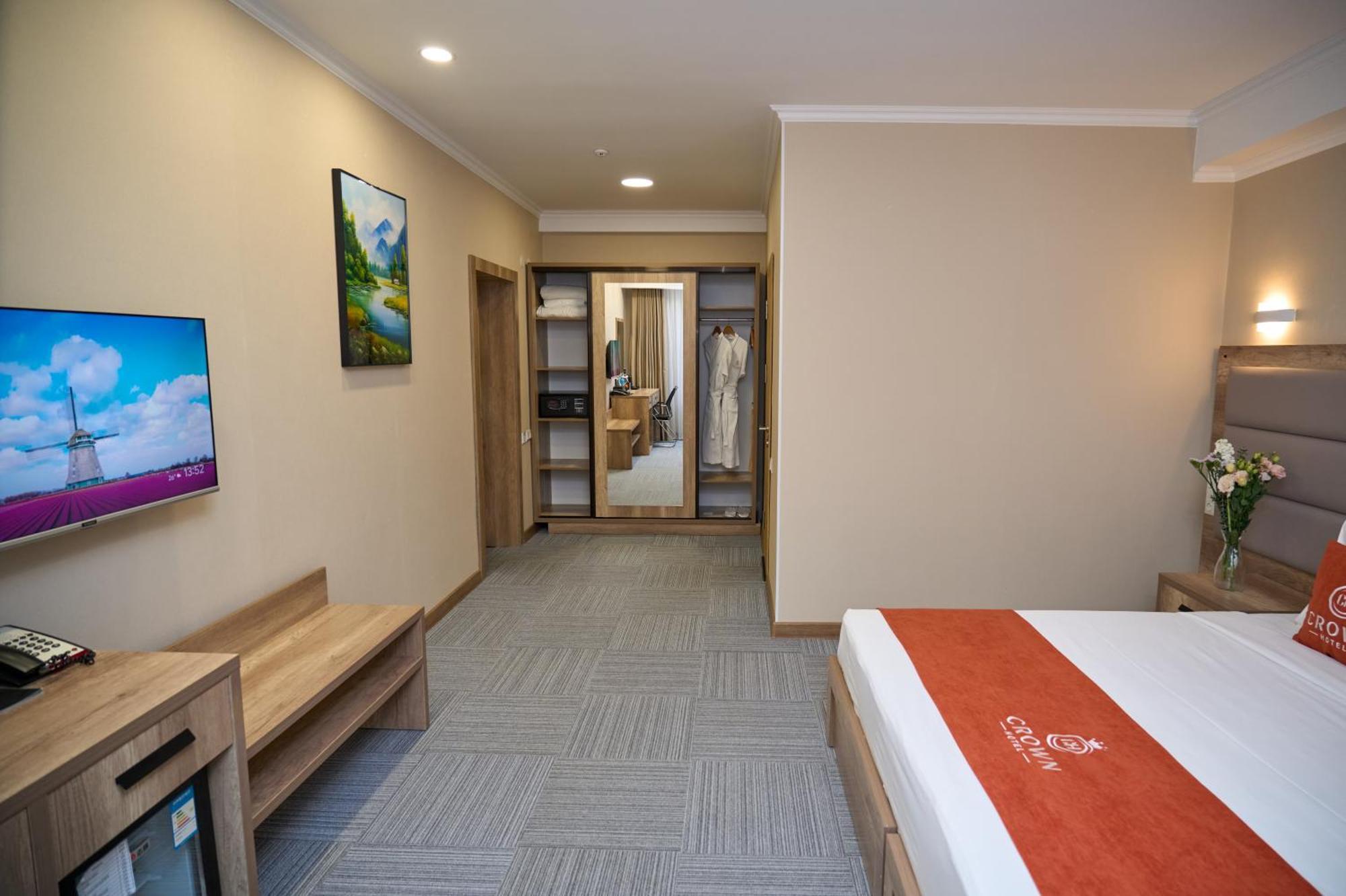 Crown Hotel Bishkek Bagian luar foto