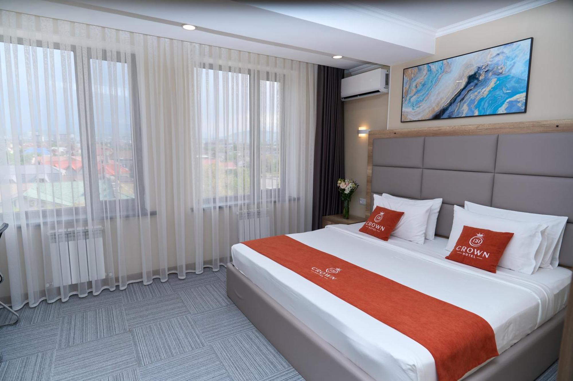 Crown Hotel Bishkek Bagian luar foto