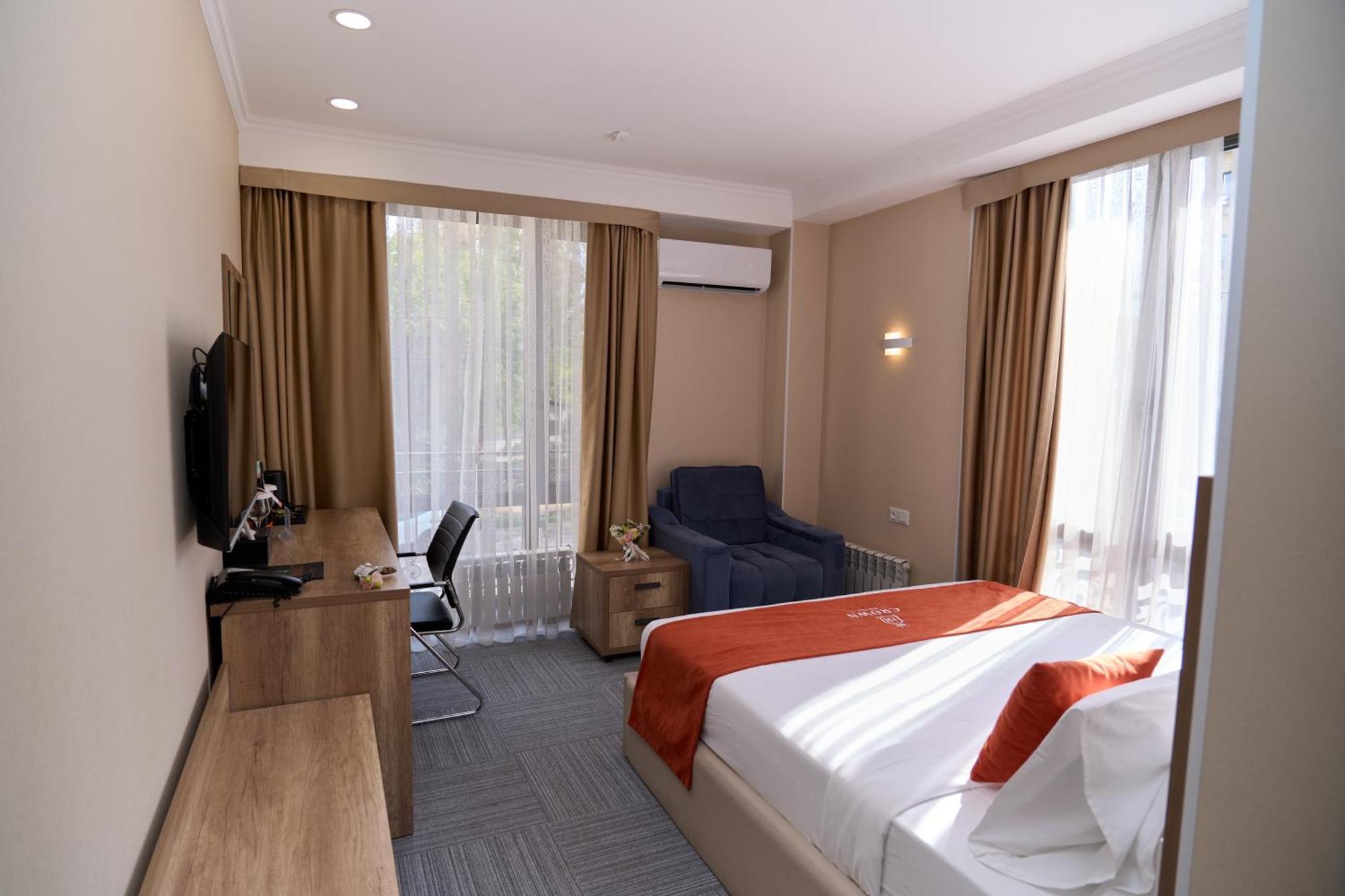 Crown Hotel Bishkek Bagian luar foto