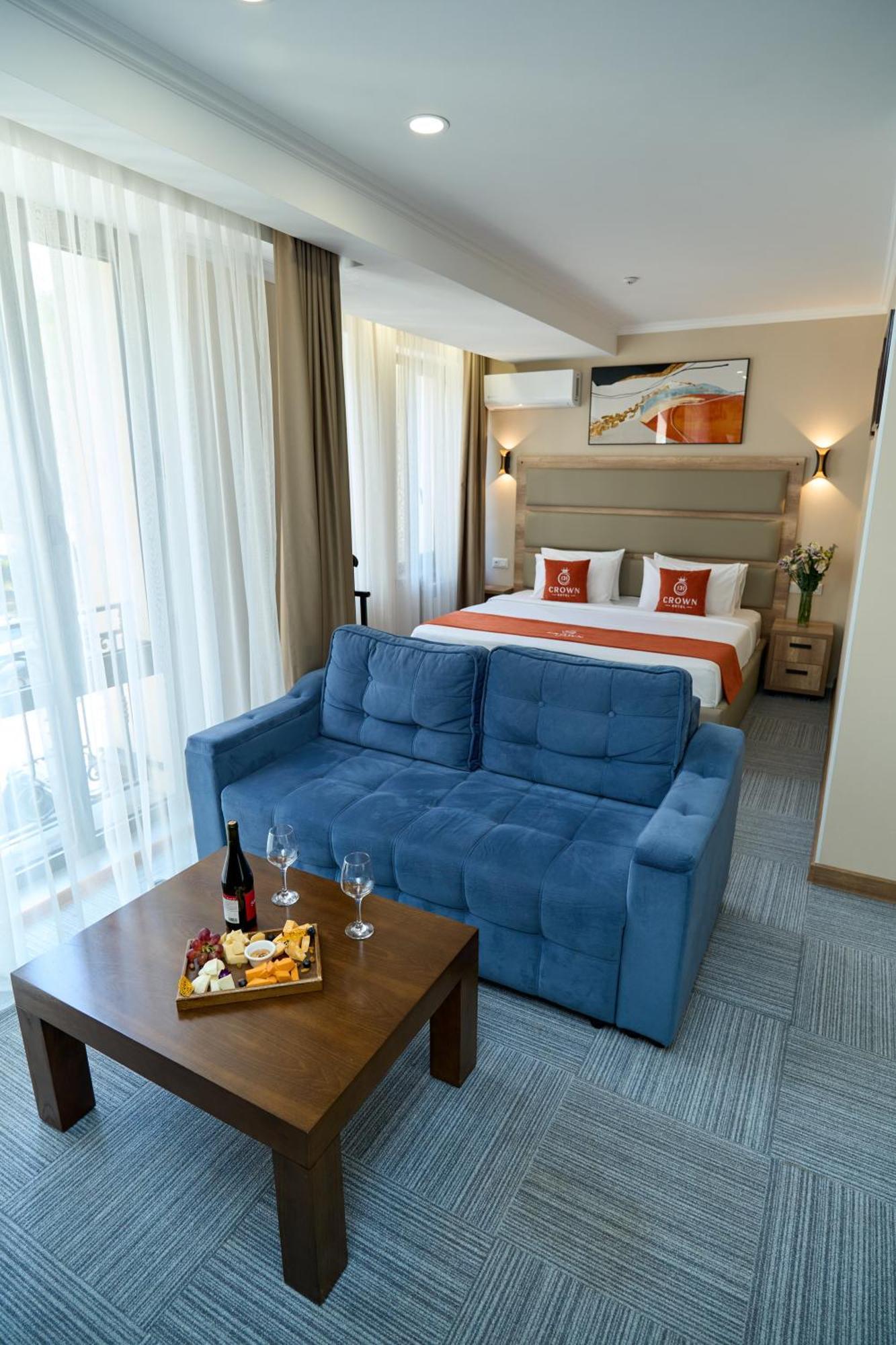 Crown Hotel Bishkek Bagian luar foto