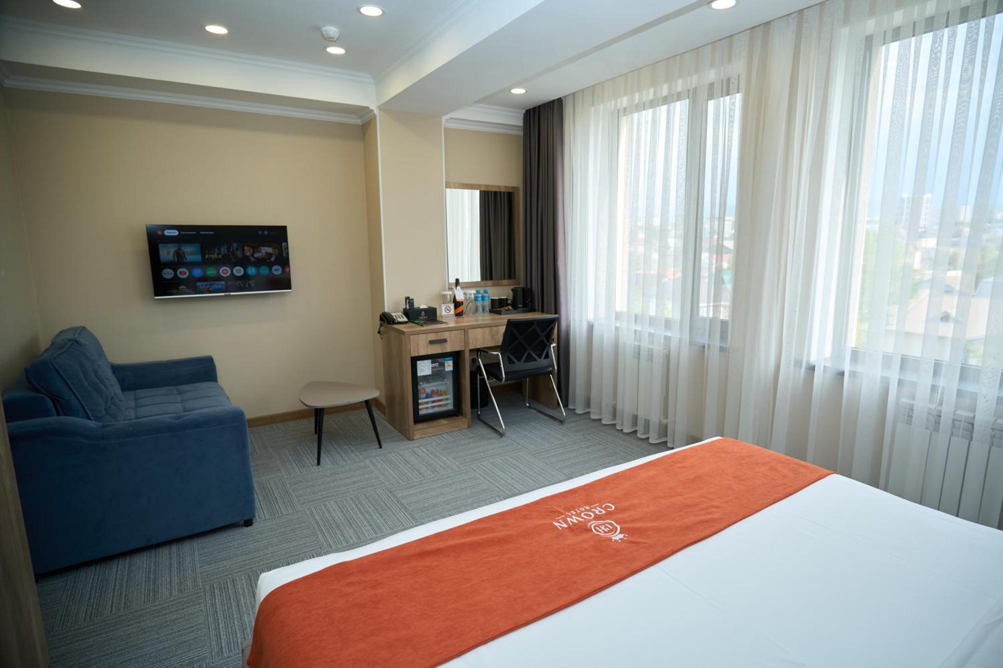 Crown Hotel Bishkek Bagian luar foto