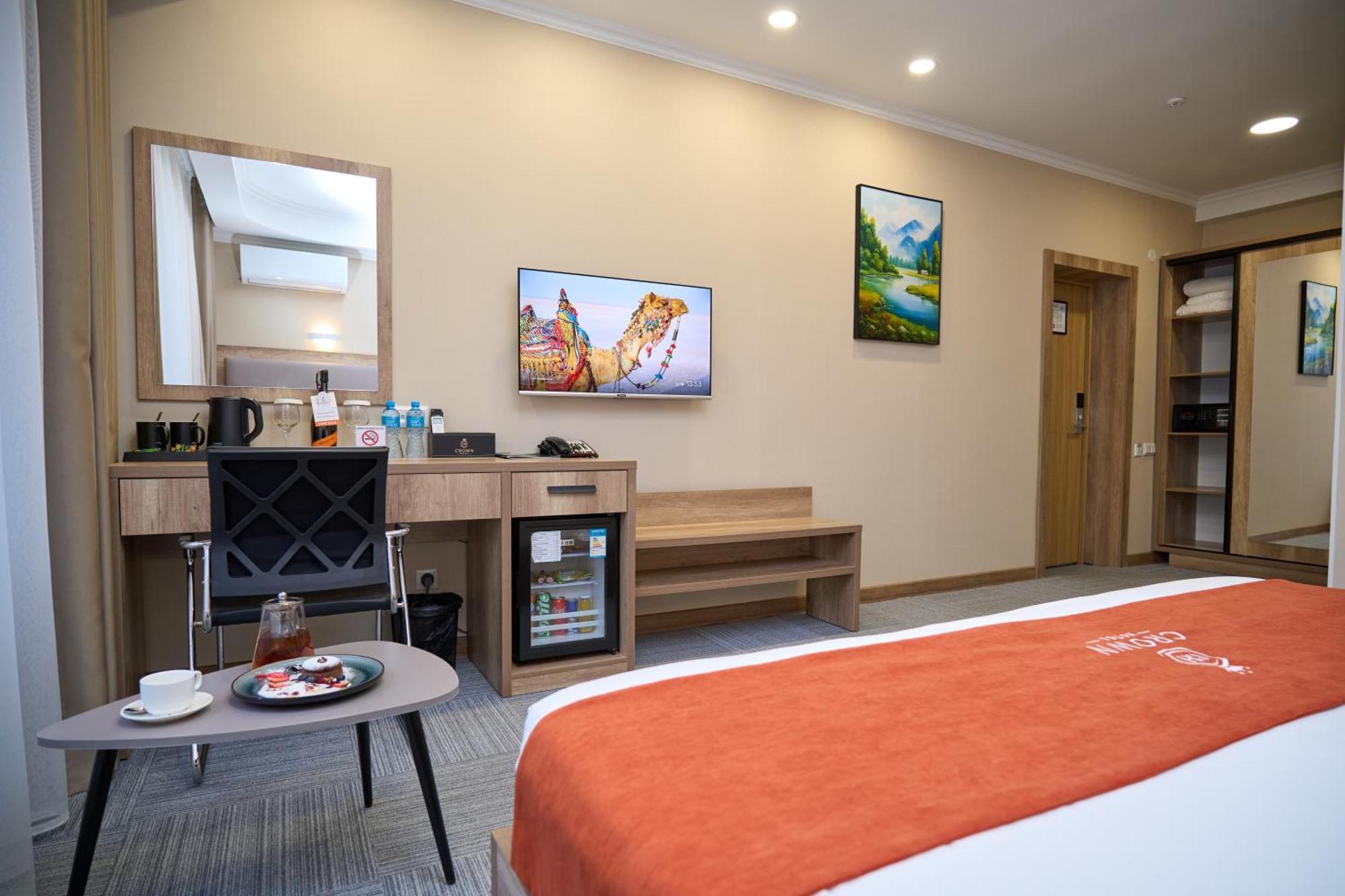 Crown Hotel Bishkek Bagian luar foto