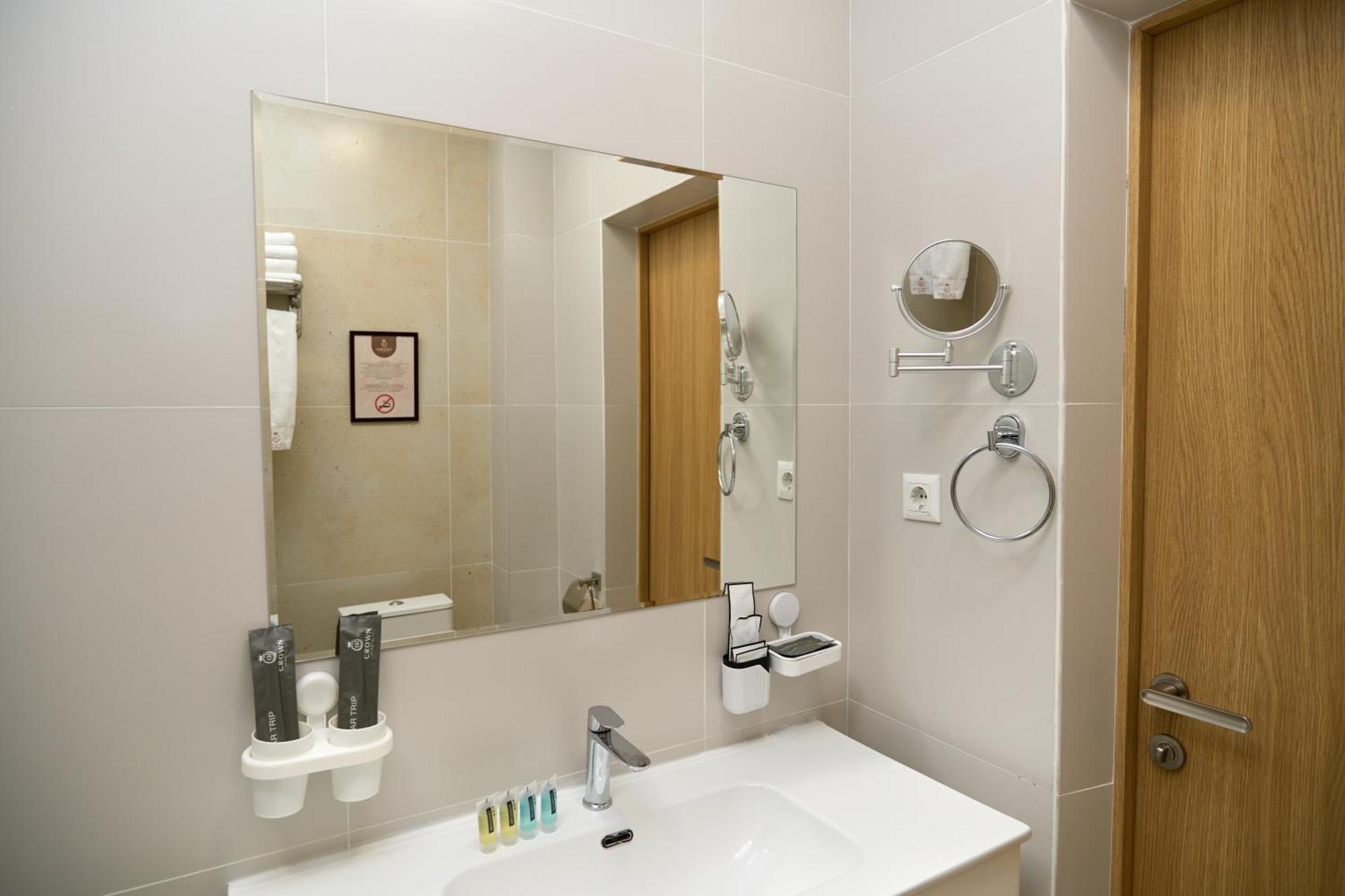 Crown Hotel Bishkek Bagian luar foto