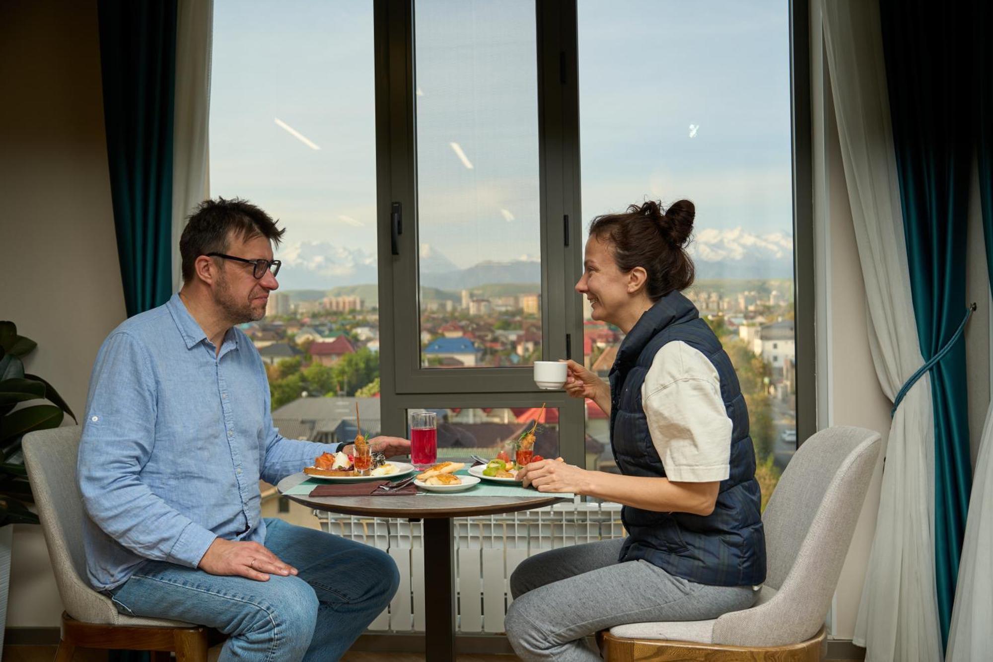 Crown Hotel Bishkek Bagian luar foto