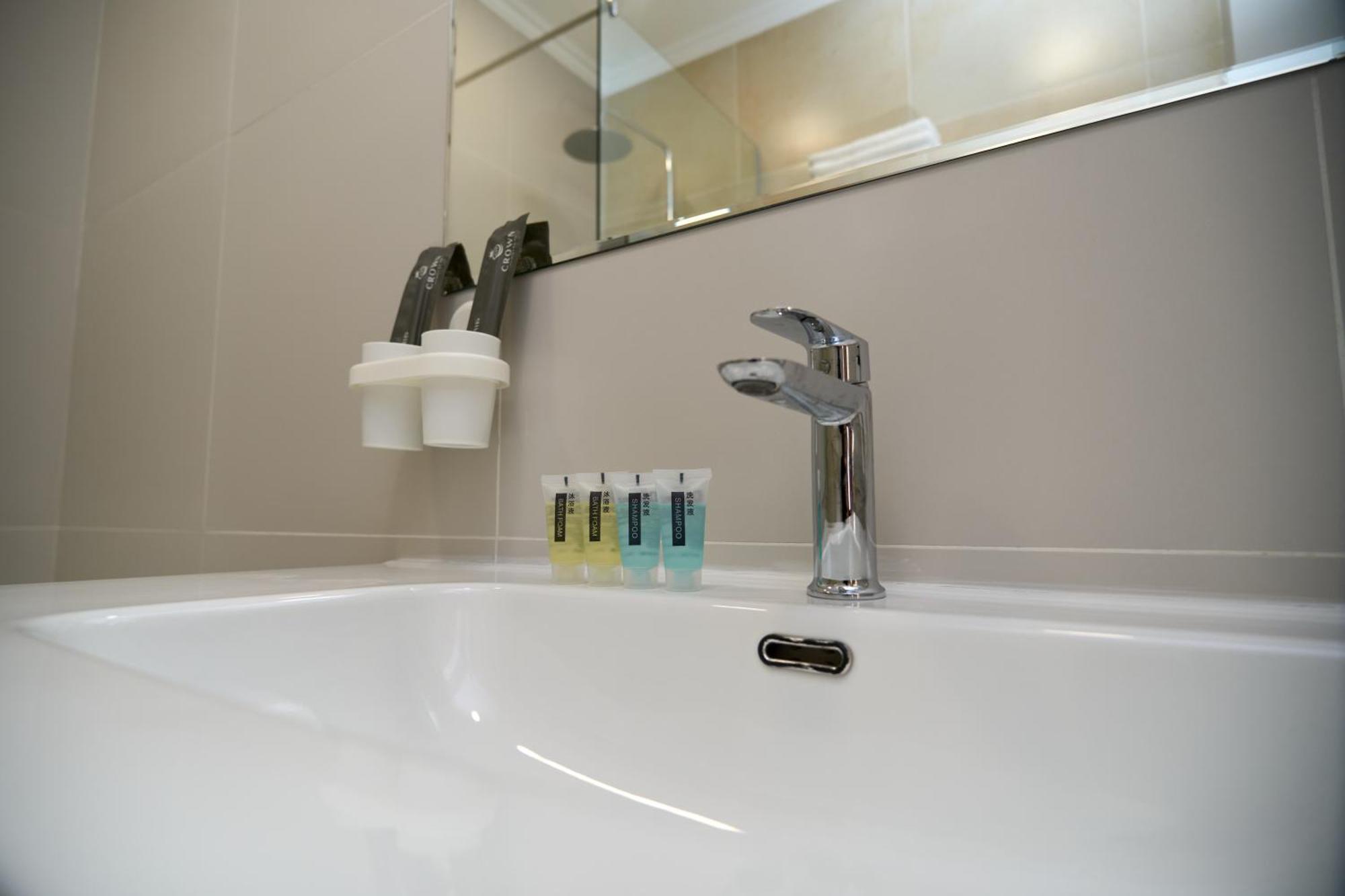 Crown Hotel Bishkek Bagian luar foto