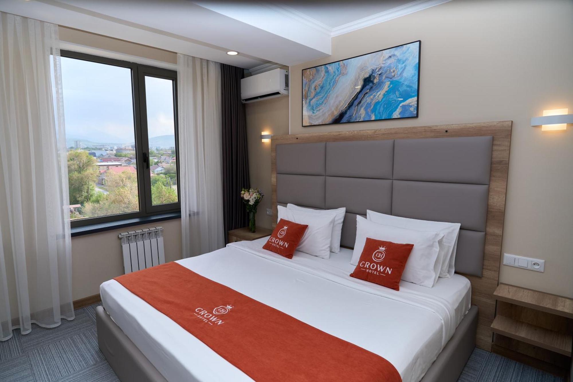 Crown Hotel Bishkek Bagian luar foto