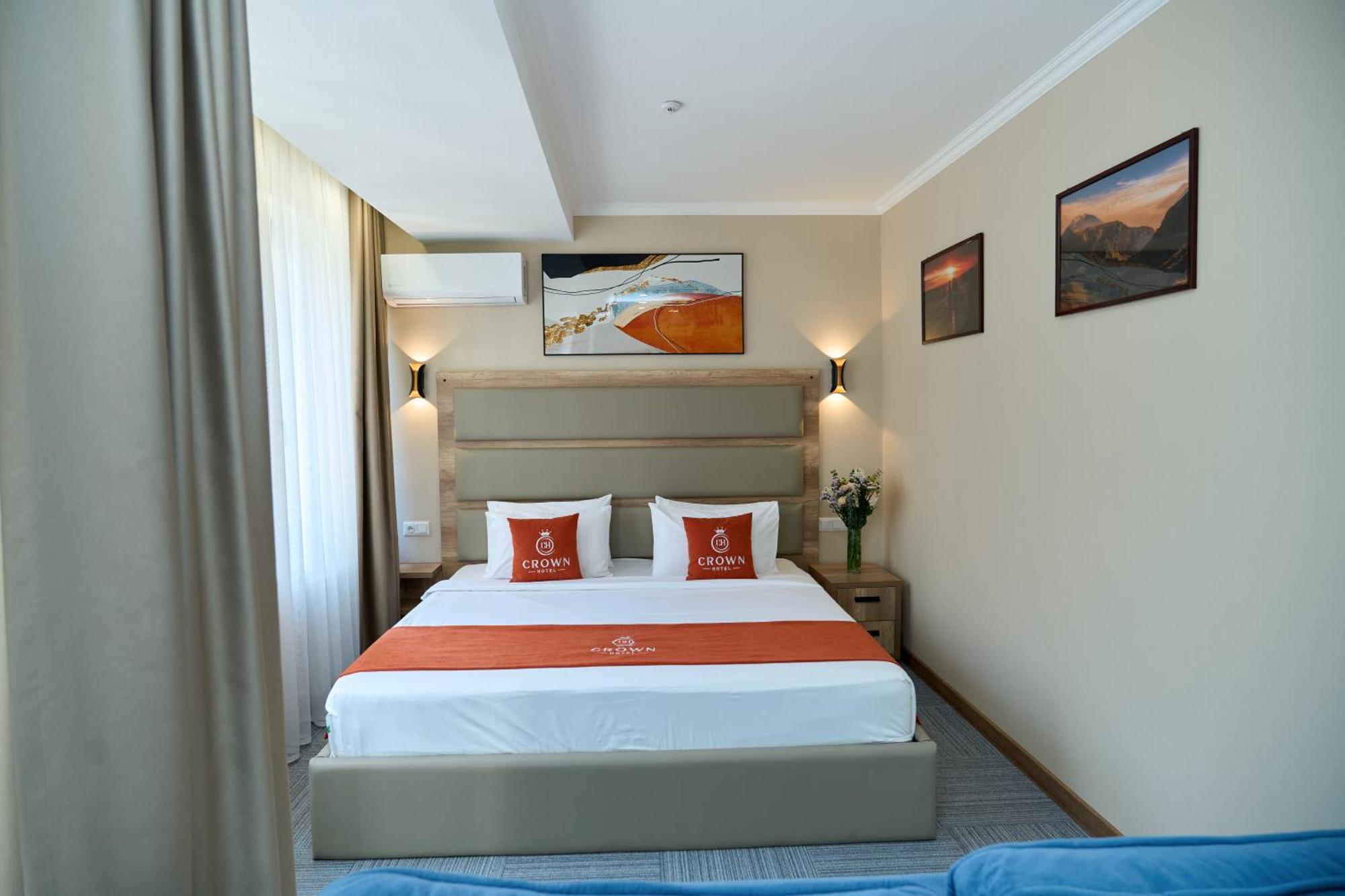 Crown Hotel Bishkek Bagian luar foto