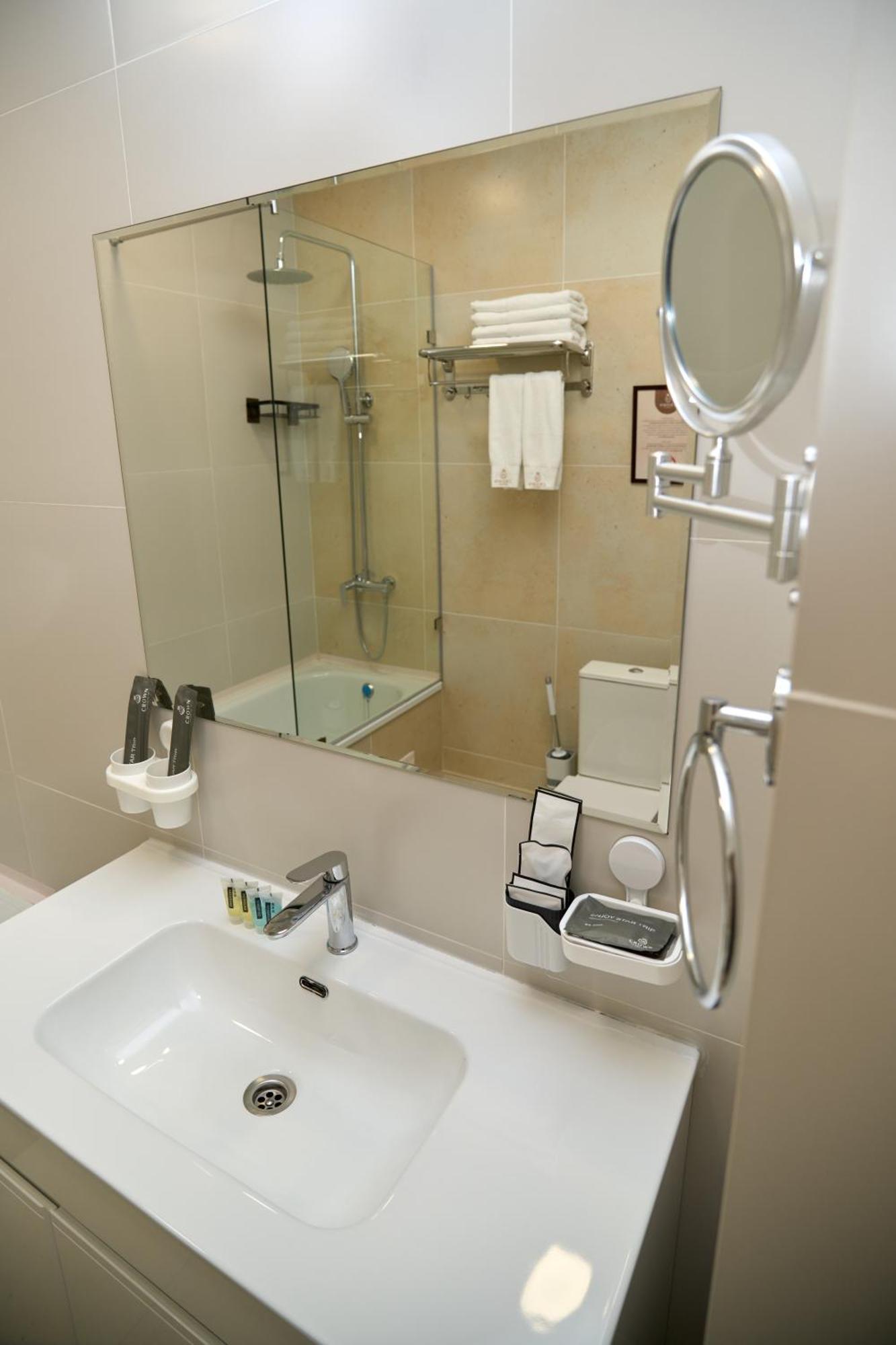 Crown Hotel Bishkek Bagian luar foto