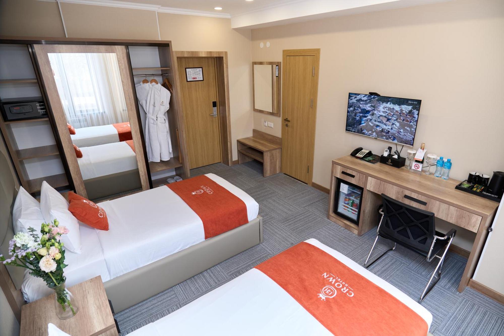 Crown Hotel Bishkek Bagian luar foto