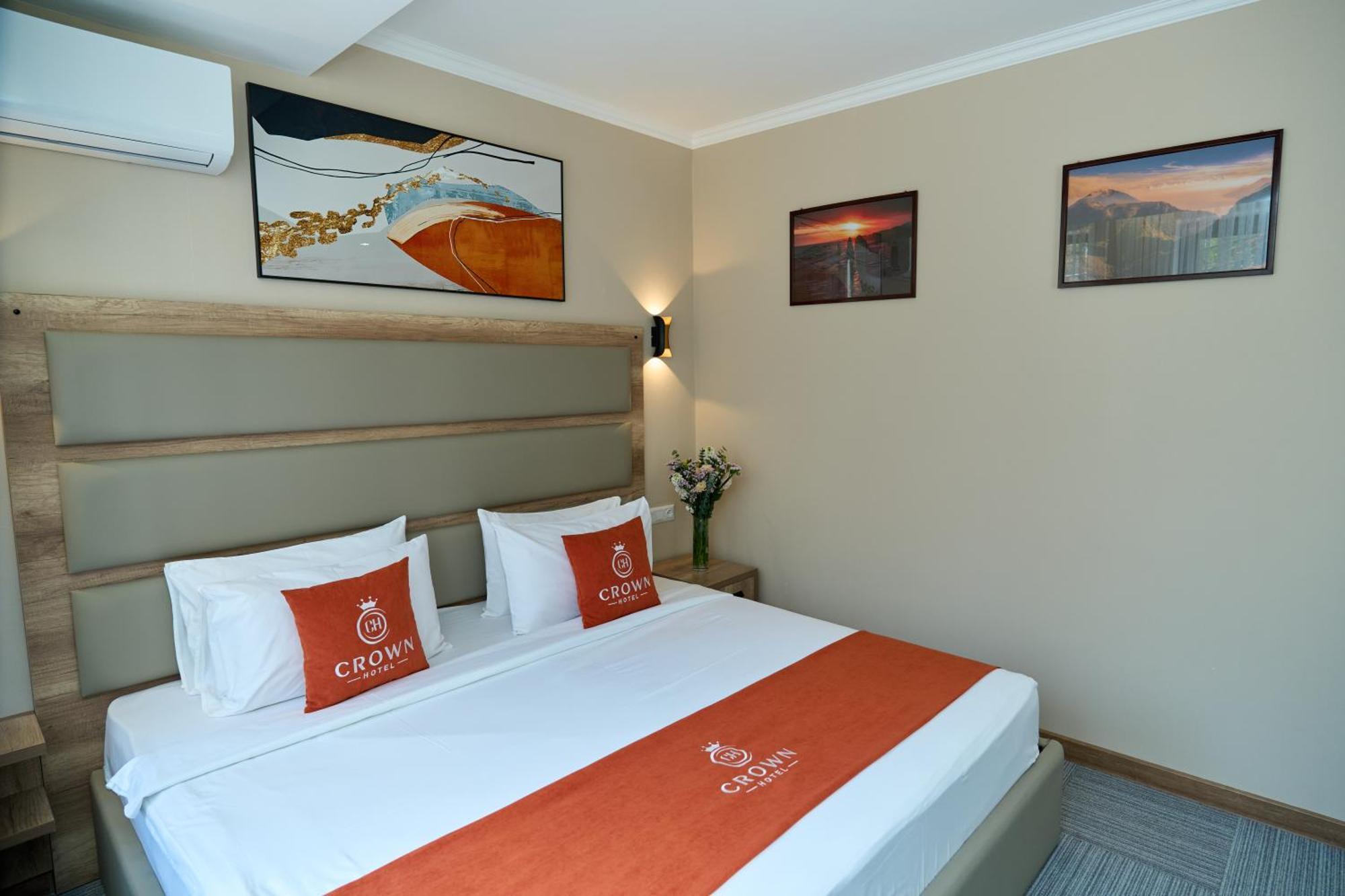 Crown Hotel Bishkek Bagian luar foto