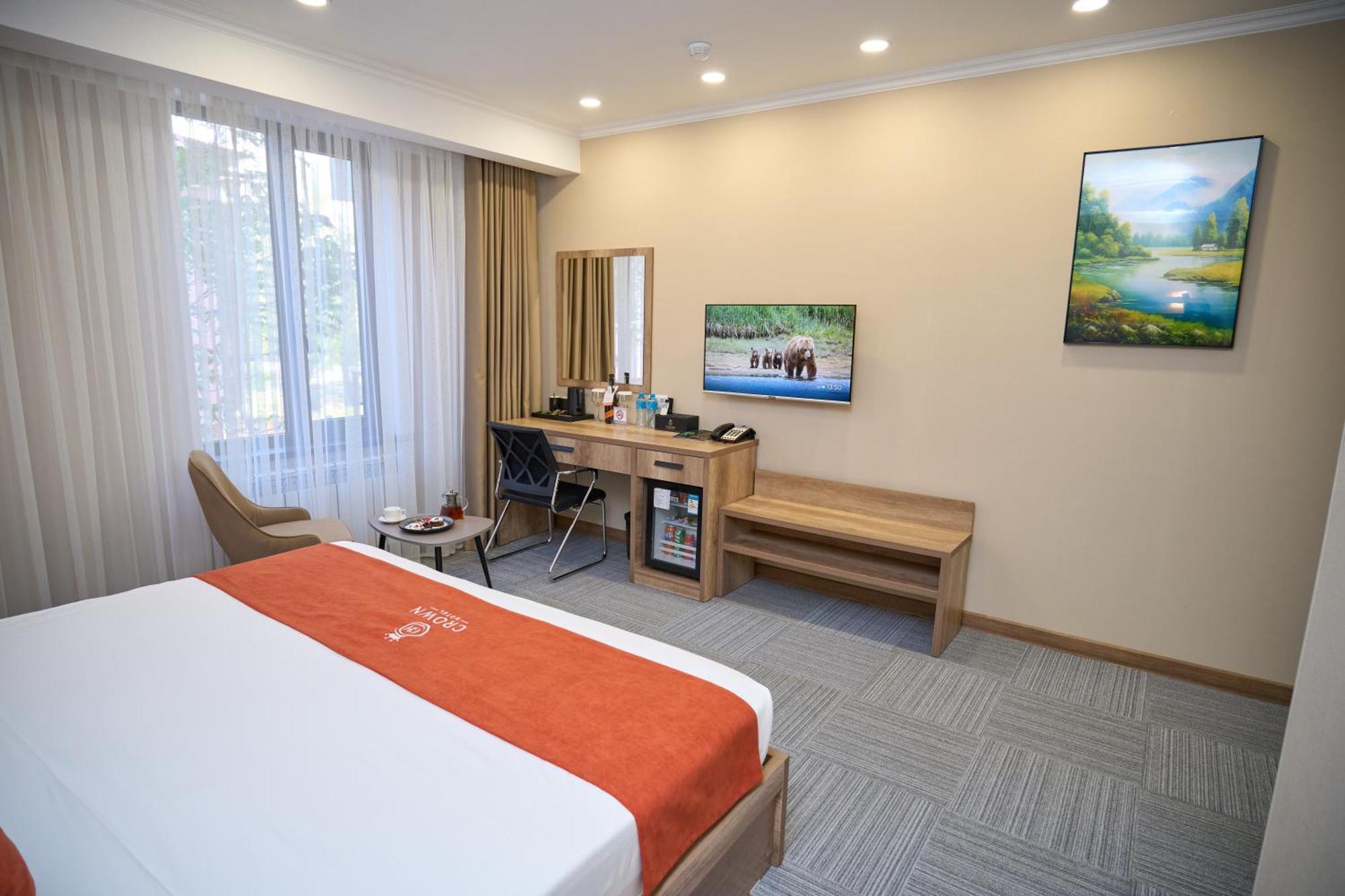 Crown Hotel Bishkek Bagian luar foto