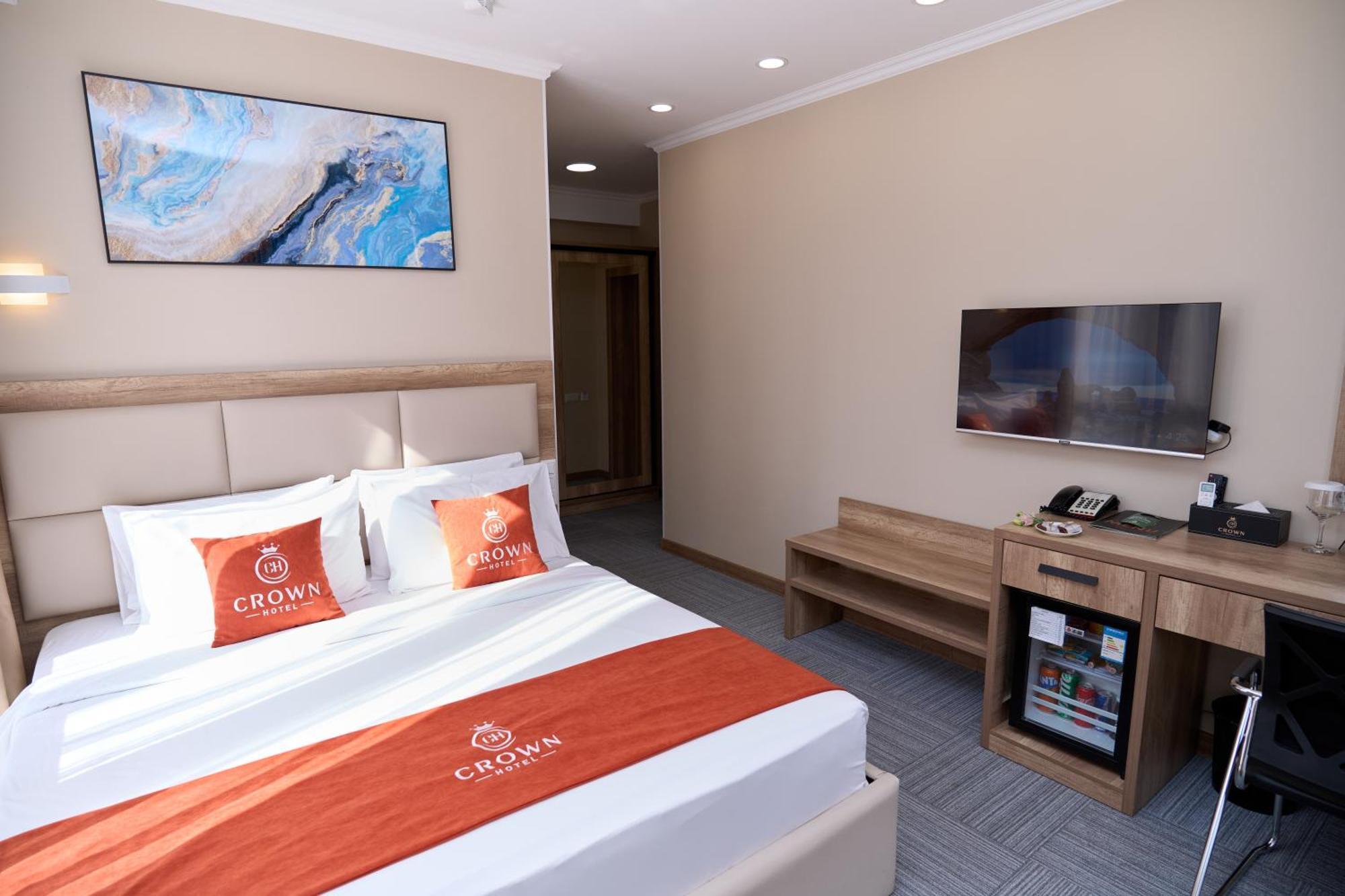 Crown Hotel Bishkek Bagian luar foto