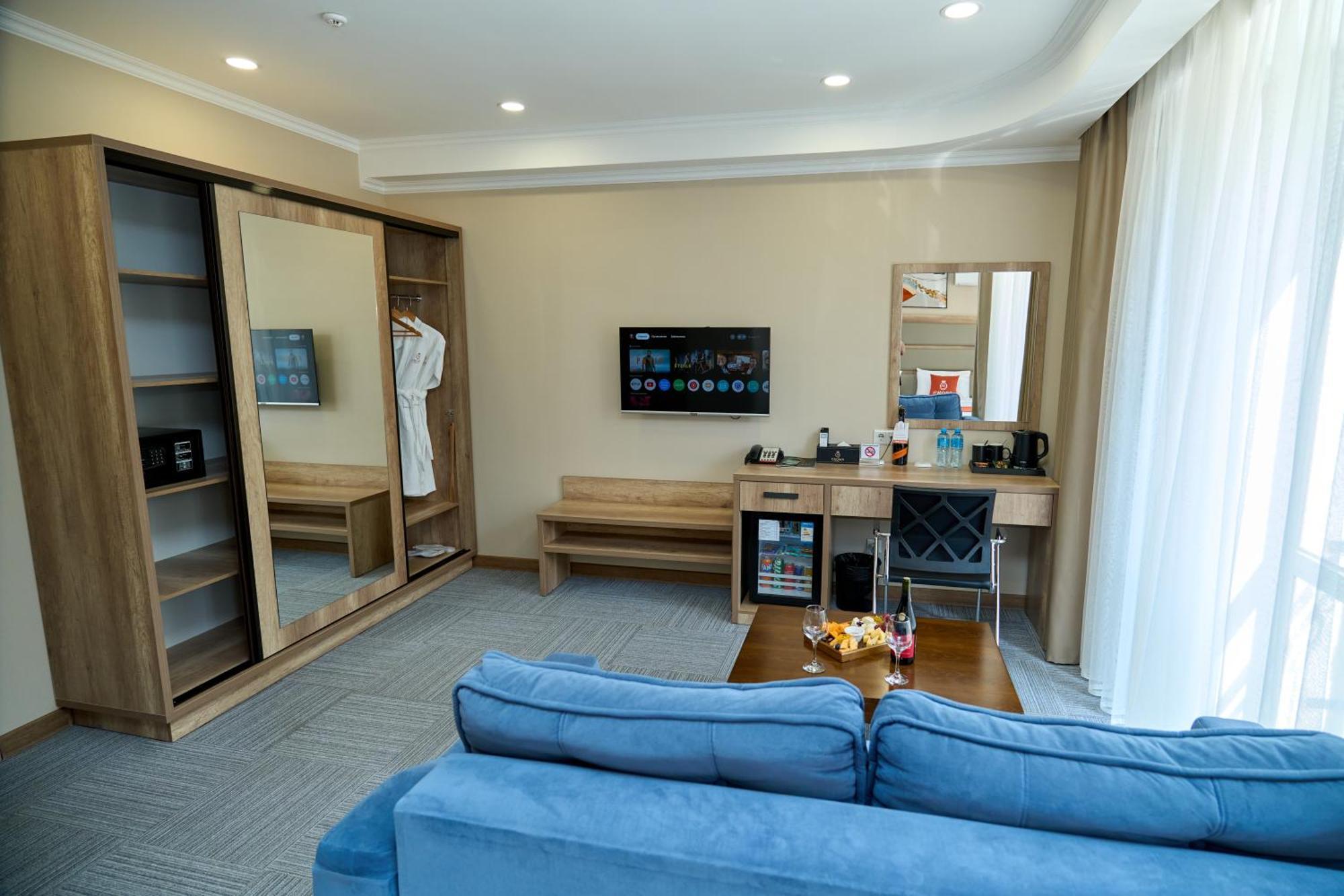 Crown Hotel Bishkek Bagian luar foto