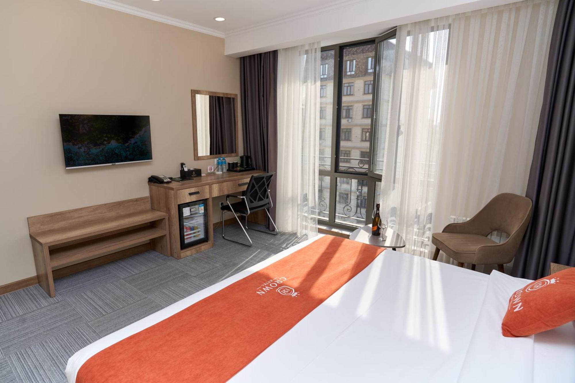 Crown Hotel Bishkek Bagian luar foto