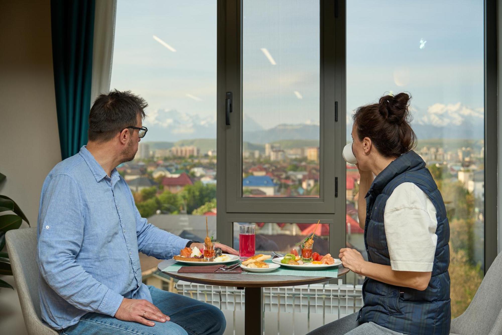 Crown Hotel Bishkek Bagian luar foto