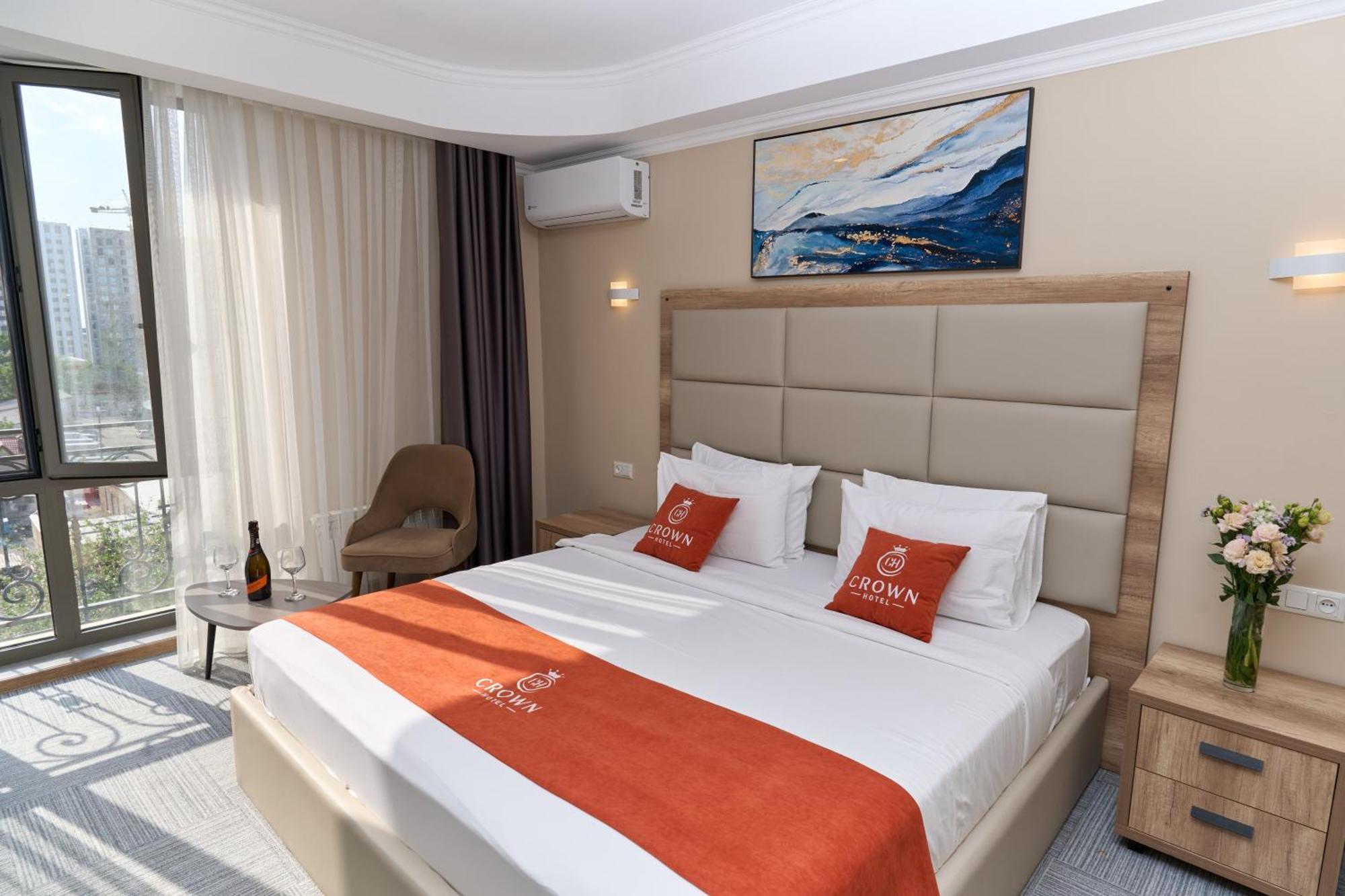 Crown Hotel Bishkek Bagian luar foto
