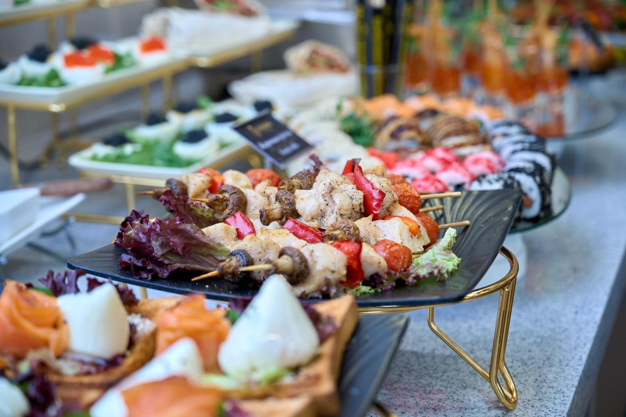 Crown Hotel Bishkek Bagian luar foto