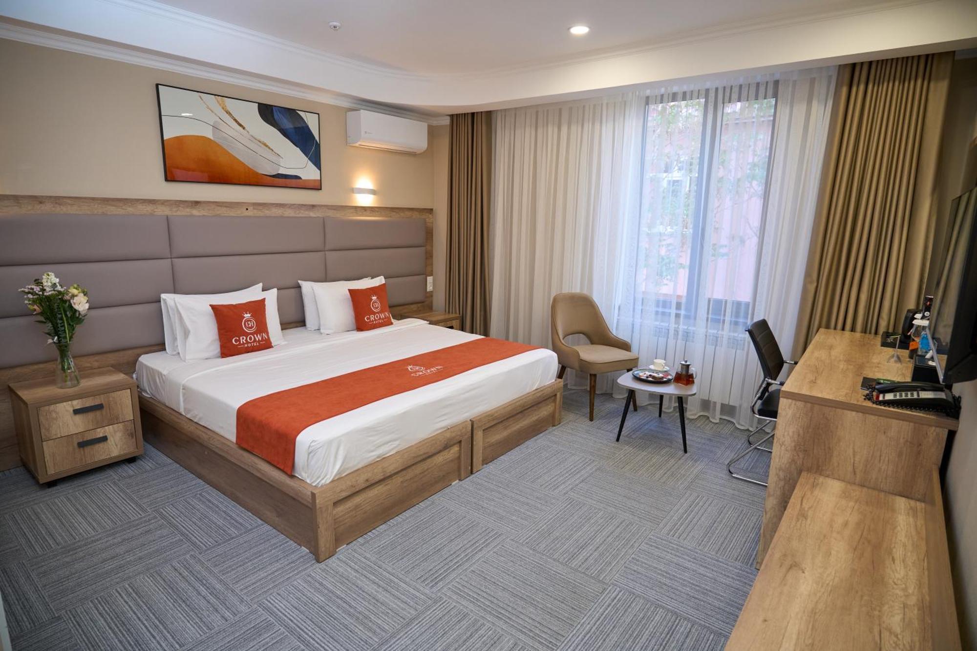 Crown Hotel Bishkek Bagian luar foto